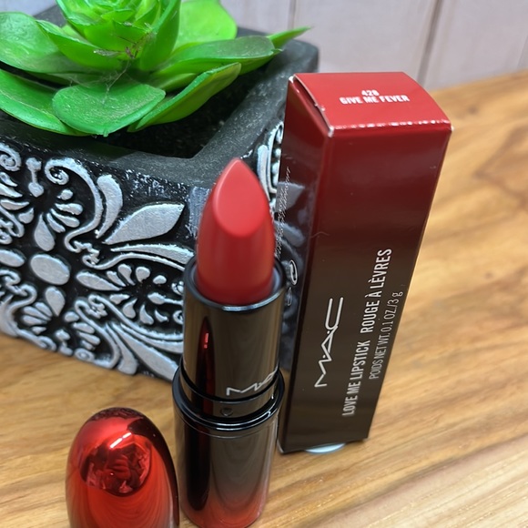 MAC Love Me Lipstick - Picture 12 of 16